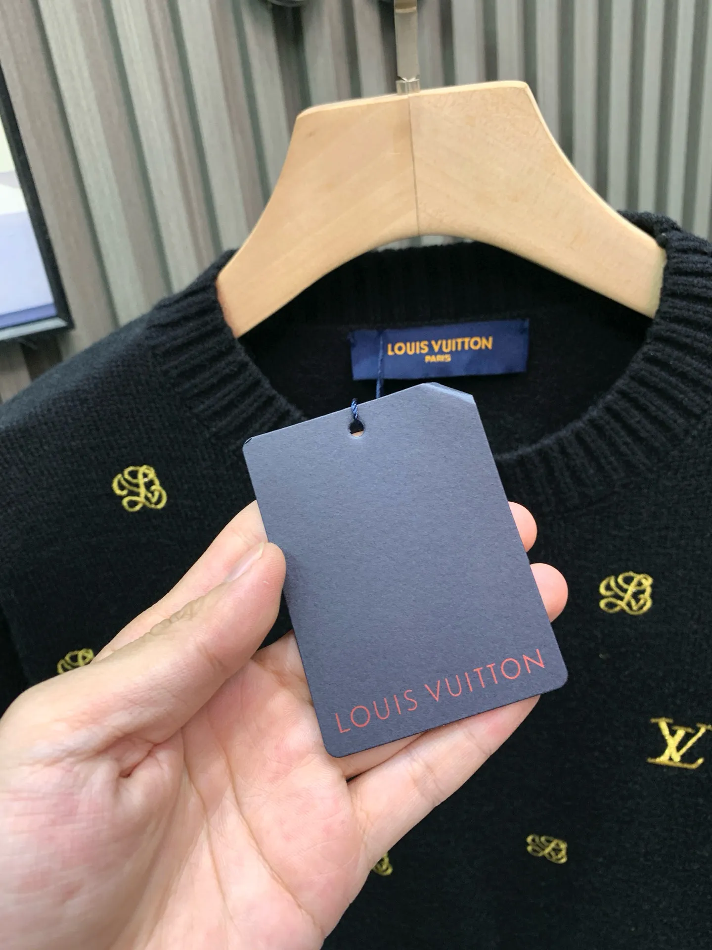 🅿️460 🀄️ Louis Vuitton 1*v25 new autumn and winter full-flower printed embroidered knitted pullover made of 50% sheep 🐏 velvet material, so it has natural softness and comfort, and also has good hygroscopicity and breathability. Matte needle-embroidered full-flower logo. The contrasting matte embroidery thread material is used for the version to best restore the same effect as the original version. The embroidery is very fine and dense. By controlling the direction and tightness of the embroidery thread, the embroidery thread forms exquisite embroidery on the embroidery cloth. Combined with encryption processing to increase the three-dimensional effect. Use water and detergent for cleaning during the general washing process. Make the clothes softer and cleaner through gentle scrubbing and rinsing. Customized buttons. Independently develop the Feidong series of square washing wheat. Three standards are complete.